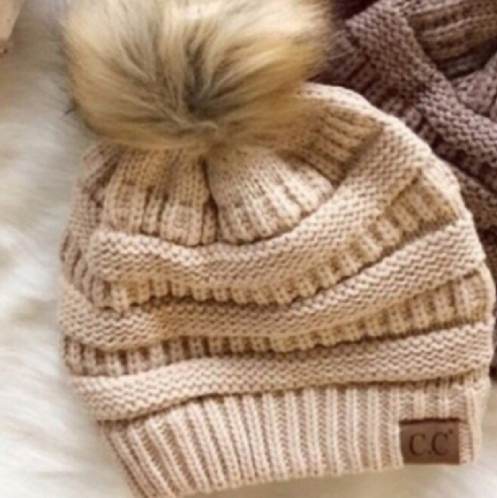 NWT c.c knit faux fur pom beanie hat in new beige